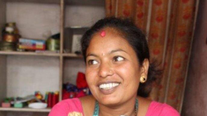 Snta Pariyar ist glücklich - mit einem Mikrokredit konnte sie eine Nähmaschine kaufen und eine Schneiderei eröffnen.Nepalhilfe Kulmbach