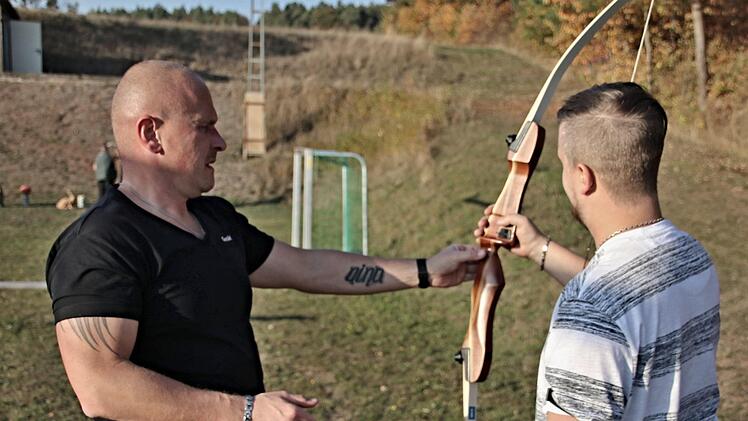 Gerald Leidner (links) beim Einweisen eines Schießanfängers.  Helmut Will