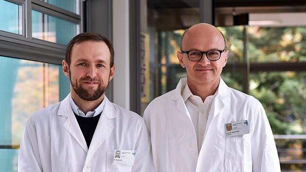 Die Virologen Dr. Florian Full und Prof. Dr. Armin Essner vom Universitätsklinikum Erlangen haben möglicherweise einen Weg für neue Therapien gegen Herpesviren gefunden. Foto: Universitätsklinikum Erlangen