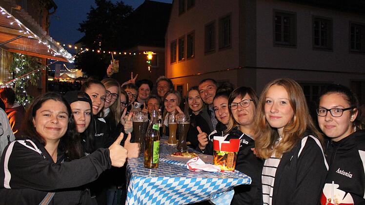 Auch im vergangenen Jahr wurde beim Höchstadter Altstadtfest bis in den frühen Morgen gefeiert.   Foto: Evi Seeger