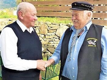Fl&ouml;&szlig;ervorsitzender Georg Geiger (rechts) dankte dem Ehrenvorsitzenden Otmar Zwingmann f&uuml;r seine 20-j&auml;hrige Vorstandst&auml;tigkeit bei der Fl&ouml;&szlig;ervereinigung Friesen.  Foto: Gerd Fleischmann
