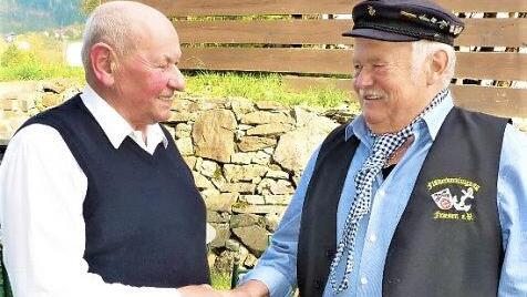 Fl&ouml;&szlig;ervorsitzender Georg Geiger (rechts) dankte dem Ehrenvorsitzenden Otmar Zwingmann f&uuml;r seine 20-j&auml;hrige Vorstandst&auml;tigkeit bei der Fl&ouml;&szlig;ervereinigung Friesen.  Foto: Gerd Fleischmann