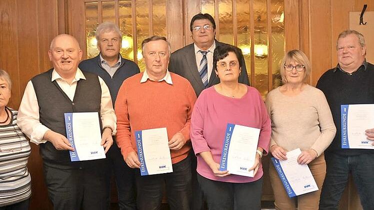 Ehrungen beim VdK-Ortsverband Pressig mit dem Treuabzeichen in Silber für langjährige Mitgliedschaft sowie für Verdienste im Ehrenamt in verantwortungsvoller Funktion. Von links Karin Meserle, Hilmar Fiedler, Wolfgang Förtsch (stellvertretender Kreisvorsitzender), Egon Degel, Zweiter Bürgermeister Wolfgang Förtsch, Petra Degel, Bärbel Schmid und Siegfried Groß  Foto: K.- H. Hofmann