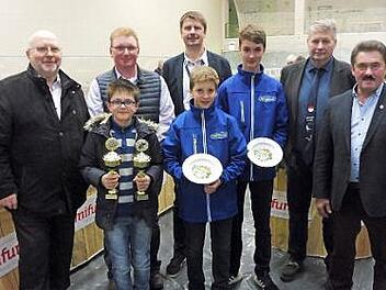 Mit Stolz nahmen die Jungzüchter ihre Auszeichnungen entgegen. Im Bild (von links): Bürgermeister Egon Herrmann, Julian Beetz, der Kronacher Vorsitzende Markus Appel, Kreisvorsitzender Klaus Ruppert, Benedikt Oßmann, Maximilian Oßmann, Kreisjugendleiter Rainer Bauer und Ehren-Kreisvorsitzender Fritz Bauer. Foto: Dieter Wolf