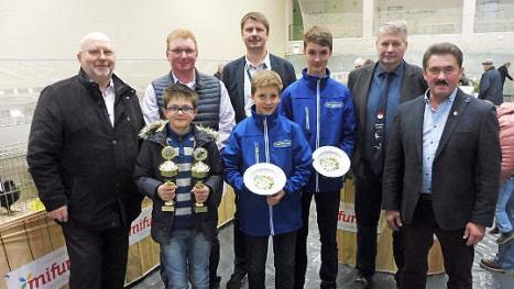 Mit Stolz nahmen die Jungzüchter ihre Auszeichnungen entgegen. Im Bild (von links): Bürgermeister Egon Herrmann, Julian Beetz, der Kronacher Vorsitzende Markus Appel, Kreisvorsitzender Klaus Ruppert, Benedikt Oßmann, Maximilian Oßmann, Kreisjugendleiter Rainer Bauer und Ehren-Kreisvorsitzender Fritz Bauer. Foto: Dieter Wolf