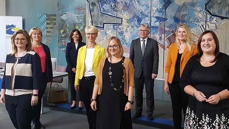 Schulamtsleiter Uwe Dörfer und Schulrätin Karina Kräußlein-Leib (hinten links) stellten die neuen Schulleiterinnen (rechts) und Stellvertreterinnen vor (links). Linkes Bild, vorn (von links): Isabel Hamberger, Karin Ianc und Ulrike Lehmann; dahinter (von links): Melanie Höfner (Fachberatung), Katharina Josten und Christiane Marsoun. Rechtes Foto, vorn (von links): Susanne Gerhardt und Kristin Jahn.  Fotos: Ulrike Nauer