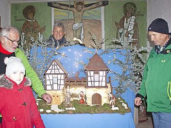 Annemarie (vorne) lässt sich von Klaus Bayersdorfer, Matthias Weinfurtner und Robert Lurz (von links) die Krippe in der Eberner Kapelle zeigen.  Foto: kb