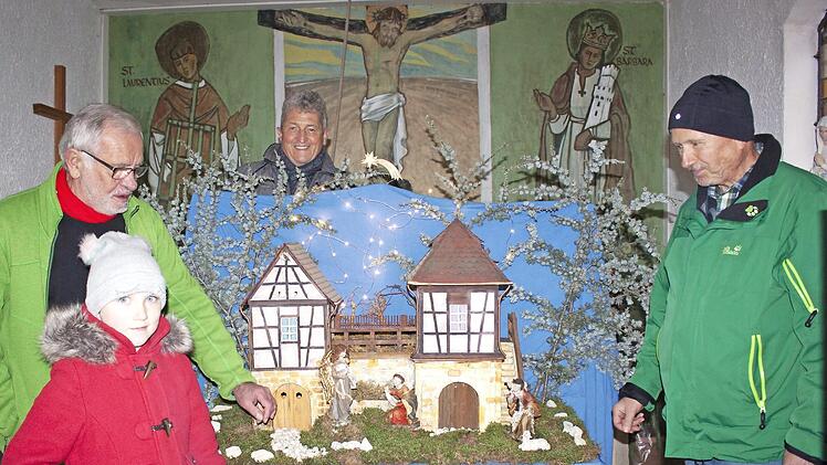 Annemarie (vorne) lässt sich von Klaus Bayersdorfer, Matthias Weinfurtner und Robert Lurz (von links) die Krippe in der Eberner Kapelle zeigen.  Foto: kb