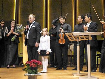 Es war ein Abend mit viel Musik und vielen Emotionen, an dessen Ende die Musiker ihren Geigenprofessor Nathan Mendelssohn feierten. Links seine Frau Nadezhda. Foto: Ahnert