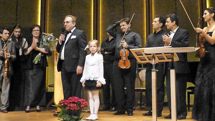 Es war ein Abend mit viel Musik und vielen Emotionen, an dessen Ende die Musiker ihren Geigenprofessor Nathan Mendelssohn feierten. Links seine Frau Nadezhda. Foto: Ahnert