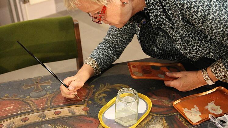 Petra Zenkel-Schirmer retuschiert. Foto: Franziska Knobloch
