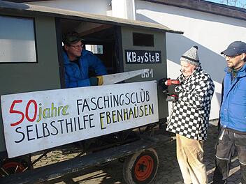 "50 Jahre Faschingsclub Ebenhausen" Unter diesem Leitwort steht der große Umzug am Faschingssonntag. Auf unserem Foto bereiten Franz Koch (auf dem Wagen), Bernhard Wahler und Andreas Back (ganz rechts) einen Wagen vor.  Foto: Stefan Geiger