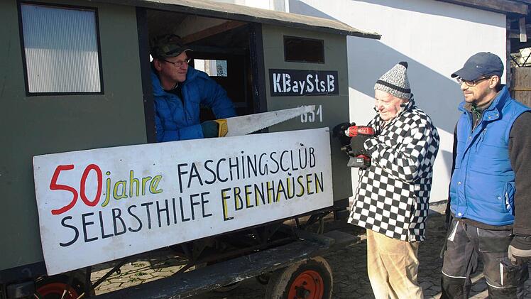 "50 Jahre Faschingsclub Ebenhausen" Unter diesem Leitwort steht der große Umzug am Faschingssonntag. Auf unserem Foto bereiten Franz Koch (auf dem Wagen), Bernhard Wahler und Andreas Back (ganz rechts) einen Wagen vor.  Foto: Stefan Geiger