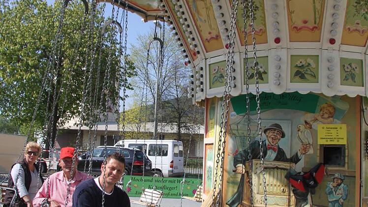 Heiko Wittig ist schon das fünfte Mal auf dem Kulmbacher Volksfest, allerdings hat er zum aller-ersten Mal das nostalgische Kettenkarussell dabei.  Foto: Sonja Adam