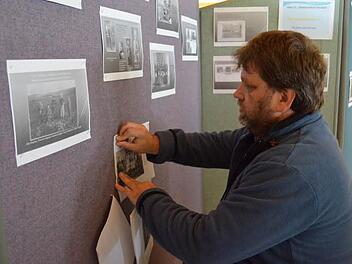 Ortwin Großmann aht sich mit der Historei seines Ortes vertraut gemacht und eine Ausstellung über Grattstadt zusammengestellt, die während der Jubiläumsfeierlichkeiten angeschaut werden kann. Foto: Gabi Bertram