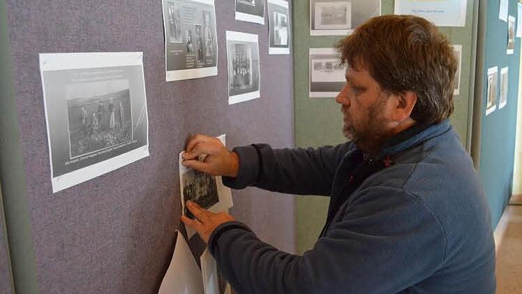 Ortwin Großmann aht sich mit der Historei seines Ortes vertraut gemacht und eine Ausstellung über Grattstadt zusammengestellt, die während der Jubiläumsfeierlichkeiten angeschaut werden kann. Foto: Gabi Bertram