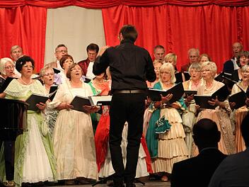 In ihren barocken Kostümen bei "Figaros Hochzeit": die Sängerinnen und Sänger des Liederkranzes unter Leitung von Sebastian Franz.