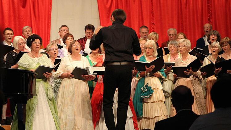 In ihren barocken Kostümen bei "Figaros Hochzeit": die Sängerinnen und Sänger des Liederkranzes unter Leitung von Sebastian Franz.
