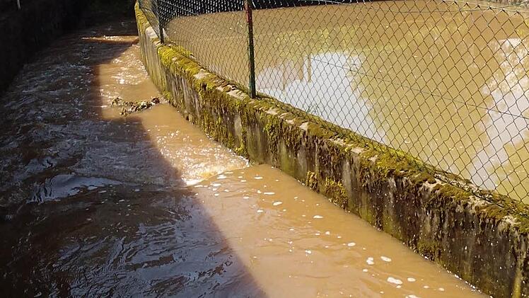 In Burkardroth stand in der Brunnengasse am Mittwoch das Wasser. Foto: Sebastian Metzden