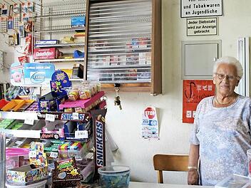 Die 86-jährige Helma Betz verkauft auch heute noch an die Kinder aus dem Schulzentrum.  Fotos: Julia Raab
