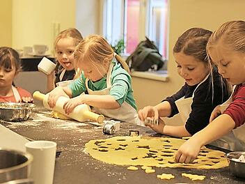 Viel Spa&szlig; hatten die Vorschulkinder der Wirsberger Kita beim Pl&auml;tzckenbacken. Foto: privat