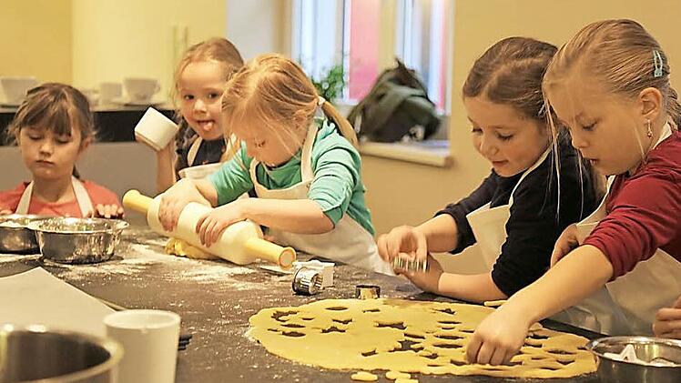 Viel Spa&szlig; hatten die Vorschulkinder der Wirsberger Kita beim Pl&auml;tzckenbacken. Foto: privat