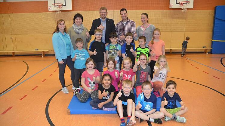 Große Freude herrschte beim Abschluss des Selbstbehauptungskurses in der Grundschule Stockheim. Die Schüler der Klasse 1a mit im Hintergrund von links Yvonne Fritz- Schilling (Sportlehrerin), Astrid Kestel (Rektorin), Dr. Henry Weissbach (Vizepräsident Kiwanis- Club, Kronach), Stefan Luthardt (Trainer), Dr. Daria Weissbach (Initiatorin). Foto: eh