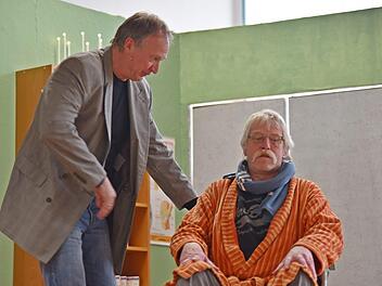 Die Proben laufen auf Hochtouren: Die Theaterbühne Ahorn präsentiert die Komödie "Und alles auf Krankenschein".                   Foto: Gabi Arnold