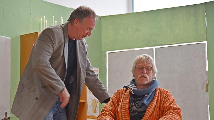 Die Proben laufen auf Hochtouren: Die Theaterbühne Ahorn präsentiert die Komödie "Und alles auf Krankenschein".                   Foto: Gabi Arnold