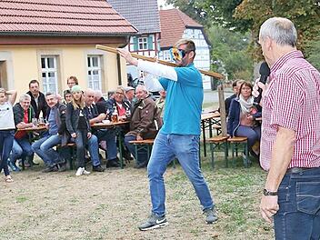 J&uuml;rgen Zapf aus Frauendorf holt zum entscheidenden Schlag auf den Tontopf aus. Foto: Gerd Klemenz