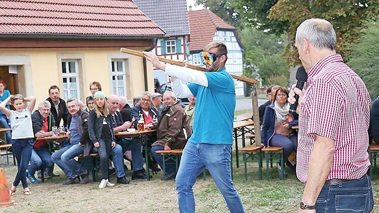 J&uuml;rgen Zapf aus Frauendorf holt zum entscheidenden Schlag auf den Tontopf aus. Foto: Gerd Klemenz