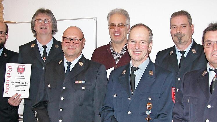 40 Jahre bei der Feuerwehr. Vorsitzender Johannes Heim (von links) ehrt Burkard Diez, Jürgen Hehn, Burkard Schramm, Rudolf Rottmann, Michael Hehn und Norbert Arnold. Fotos: Ewald Kiesel