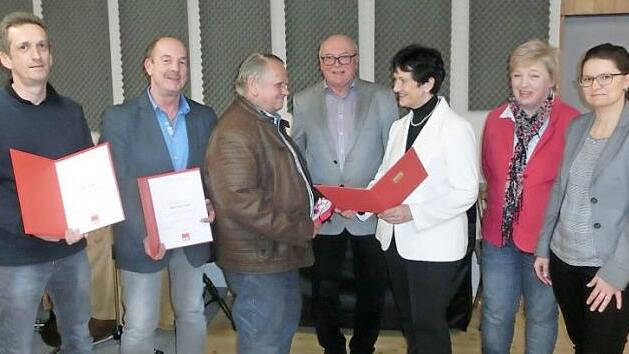 Verdiente Mitglieder wurden bei der Hauptversammlung der SPD Ludwigschorgast geehrt. Unser Bild zeigt (von rechts) Landratskandidatin Theresa Weith, Zweite Vorsitzende Elli Konrad, Kreisvorsitzende MdL Inge Aures, Vorsitzenden Tobias Braunersreuther, Gerhard G&uuml;nther (50 Jahre) sowie Klaus-Peter Kugler und Dirk Strobel (beide 20 Jahre). Foto: privat