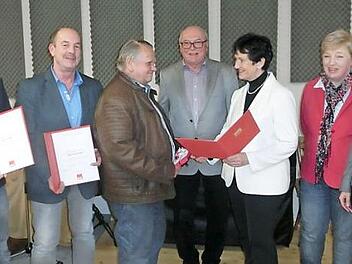 Verdiente Mitglieder wurden bei der Hauptversammlung der SPD Ludwigschorgast geehrt. Unser Bild zeigt (von rechts) Landratskandidatin Theresa Weith, Zweite Vorsitzende Elli Konrad, Kreisvorsitzende MdL Inge Aures, Vorsitzenden Tobias Braunersreuther, Gerhard Günther (50 Jahre) sowie Klaus-Peter Kugler und Dirk Strobel (beide 20 Jahre). Foto: privat