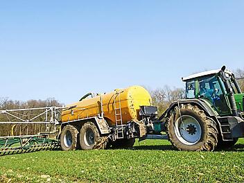 Auch in die Ausbringtechnik müssen Bauern investieren. Die Schleppschlauchtechnik (Foto) gehört zu den Möglichkeiten, die noch erlaubt sind.