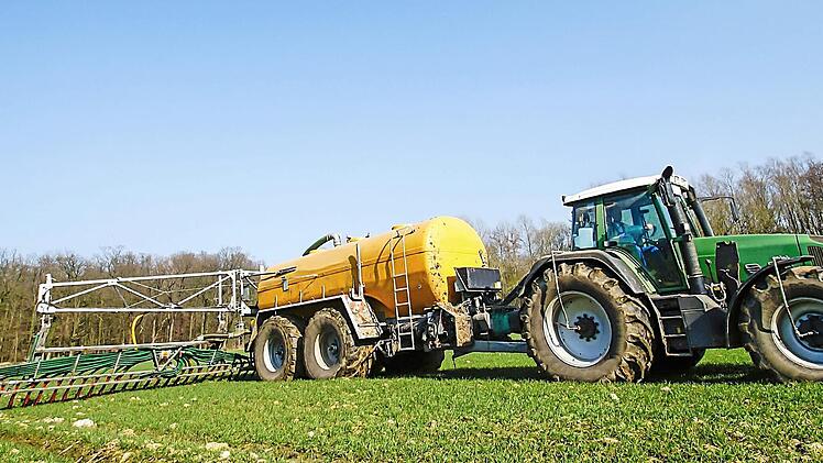 Auch in die Ausbringtechnik müssen Bauern investieren. Die Schleppschlauchtechnik (Foto) gehört zu den Möglichkeiten, die noch erlaubt sind.