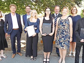 Die Besten der Abschlussklasse an der Max-Hundt-Schule: (von links) Melanie Bloch-Schönthier, Verwaltungsrat Peter Bastobbe, Sven Staudt, Lena Groppweiß, Sabrina Danilenko, OB Ingo Lehmann, Klasslehrerin Judith Schmidt, Rektorin Anja Buchdrucker u...