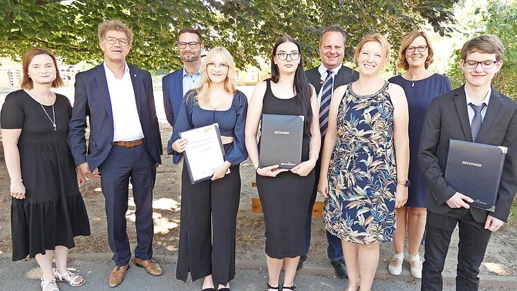 Die Besten der Abschlussklasse an der Max-Hundt-Schule: (von links) Melanie Bloch-Schönthier, Verwaltungsrat Peter Bastobbe, Sven Staudt, Lena Groppweiß, Sabrina Danilenko, OB Ingo Lehmann, Klasslehrerin Judith Schmidt, Rektorin Anja Buchdrucker u...