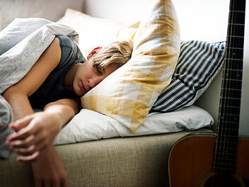 Schlafen, Jugendlicher, Junge im Bett