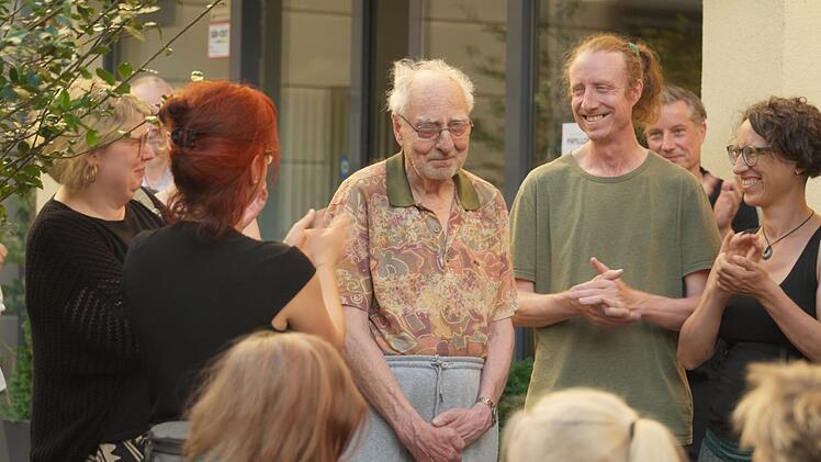 Das Verhältnis zwischen Ekkehard (links) und seinem Sohn Oliver war lange Zeit schwierig. Doch nun steht Ekkehard auf der Bühne und erfindet sich noch mal ganz neu. Das stärkt auch die Vater-Sohn-Beziehung.