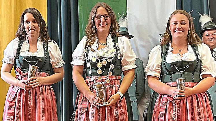 K&ouml;nigin Astrid Regele (M.) mit ihren Ritterinnen Kathrin Kn&ouml;ferl (l.) und Felicitas Regele.SSG Lichtenfels
