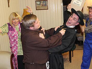 Nach und nach versinkt das Pfarrhaus in totaler Konfusion. Fotos: fra-press