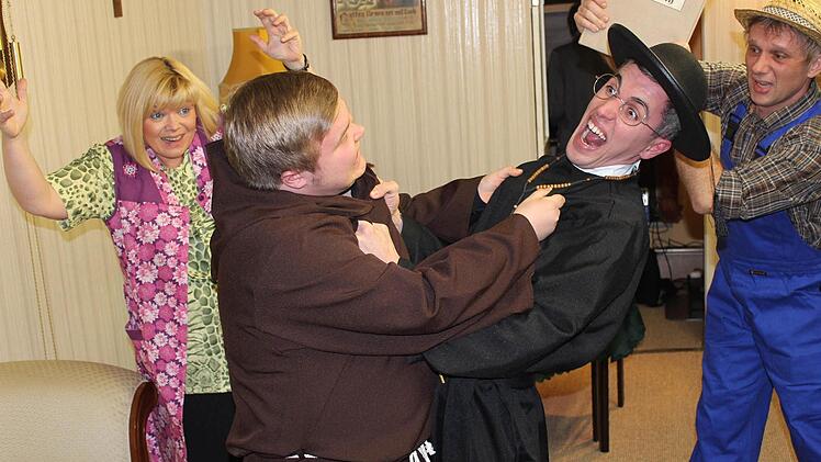 Nach und nach versinkt das Pfarrhaus in totaler Konfusion. Fotos: fra-press