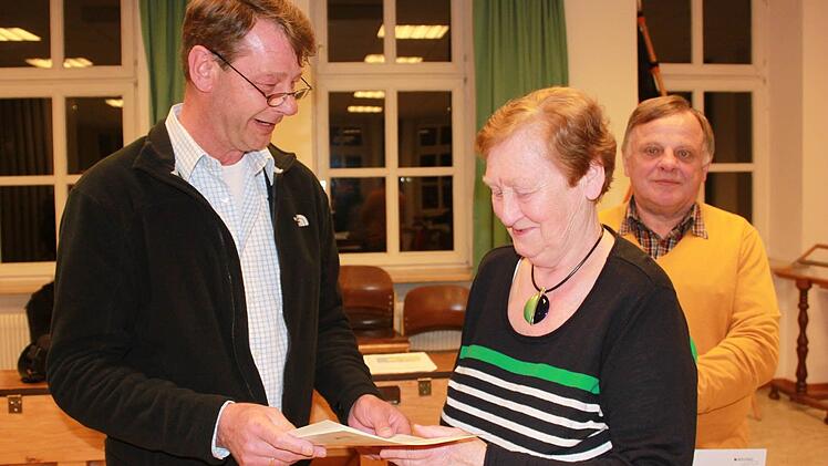 "Barbara, du bist die erste Frau, die ich ehren darf" freute sich Klaus Ullrich beid er Ehrung von Basrbara Dressel.