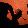 ARCHIV - ILLUSTRATION - Der Schatten einer Frau, die ein Glas Wein trinkt, ist an der Wand in einer Kneipe in Frankfurt (Oder) zu erkennen, aufgenommen am 15.11.2006. Alkohol ist gesellschaftlich weitgehend akzeptiert. Experten sprechen aber vom Suchtmittel Nummer eins. Foto: Patrick Pleul/dpa