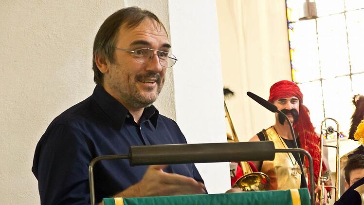 Dekan Andreas Kleefeld begrüßte die Quastenflosser in Coburg.Foto: Jochen Berger