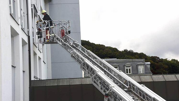 Dramatische Szenen bei der Großübung am Samstag im Haus Kreuzberg der Kurklinik "Am Kurpark" in Bad Kissingen.  Foto: Rauch