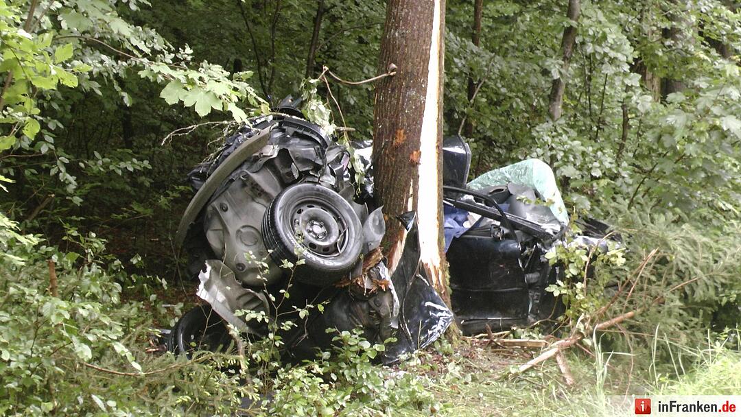 Schrecklicher Unfall erst in den Morgenstunden entdeckt - Fahrer verstirbt in seinem Auto