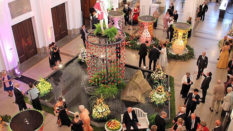 Schon das Foyer des Max-Littmann-Saals war mit tausenden von Rosen geschmückt.  Foto: Dieter Britz