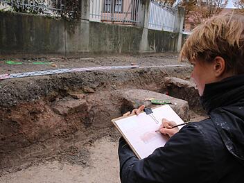 Archäologin Karen Schröder dokumentieren das Ergebnis der Sondage. Foto: Ralf Ruppert